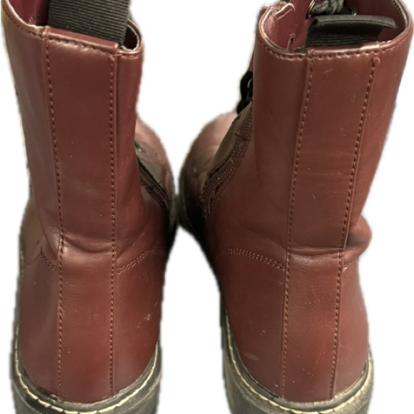 Textile lining with hand made leather outsole. Side zipper. Size 8.5 - Picture 4 of 4